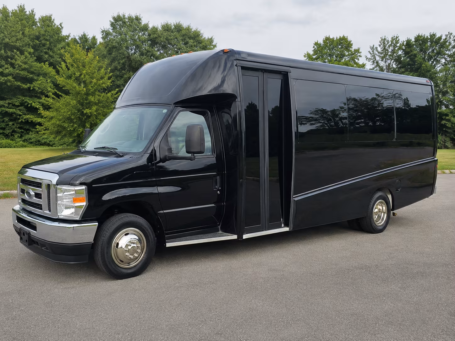 group tour buses through savannah s history and architecture